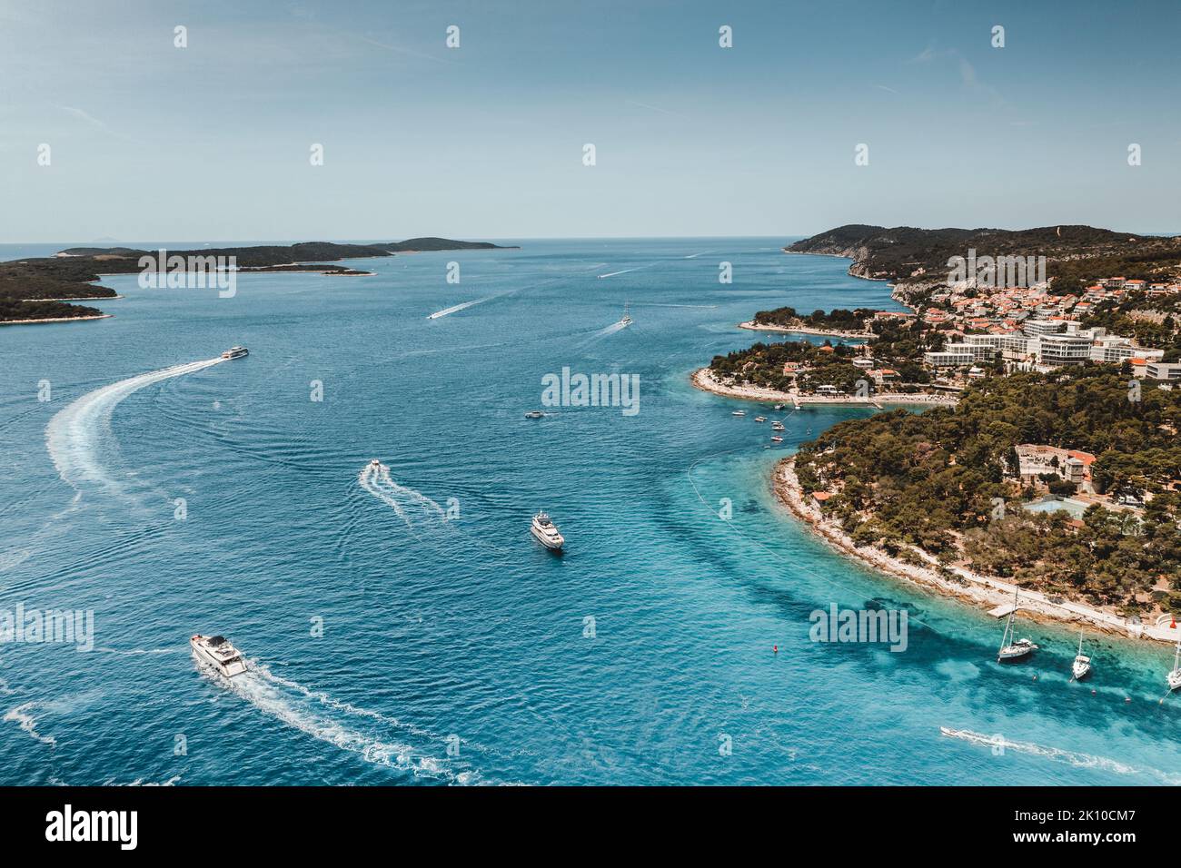 Veduta aerea dell'isola di Hvar, Croazia. Turquise baie d'acqua con yacht di lusso, barche a vela e architettura della città vecchia. Foto Stock