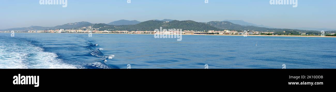 Ampio panorama della costa della Costa Brava da Pineda de Mar a Malgrat de Mar a destra, Catalogna, Spagna. Foto Stock