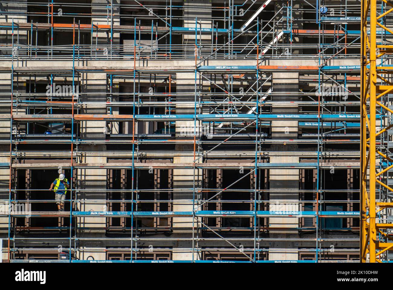 Cantiere, presso il Centro Fieristico di Colonia, nuova torre di uffici, gru da cantiere, facciata del guscio, ponteggi, gru da cantiere, NRW, Foto Stock