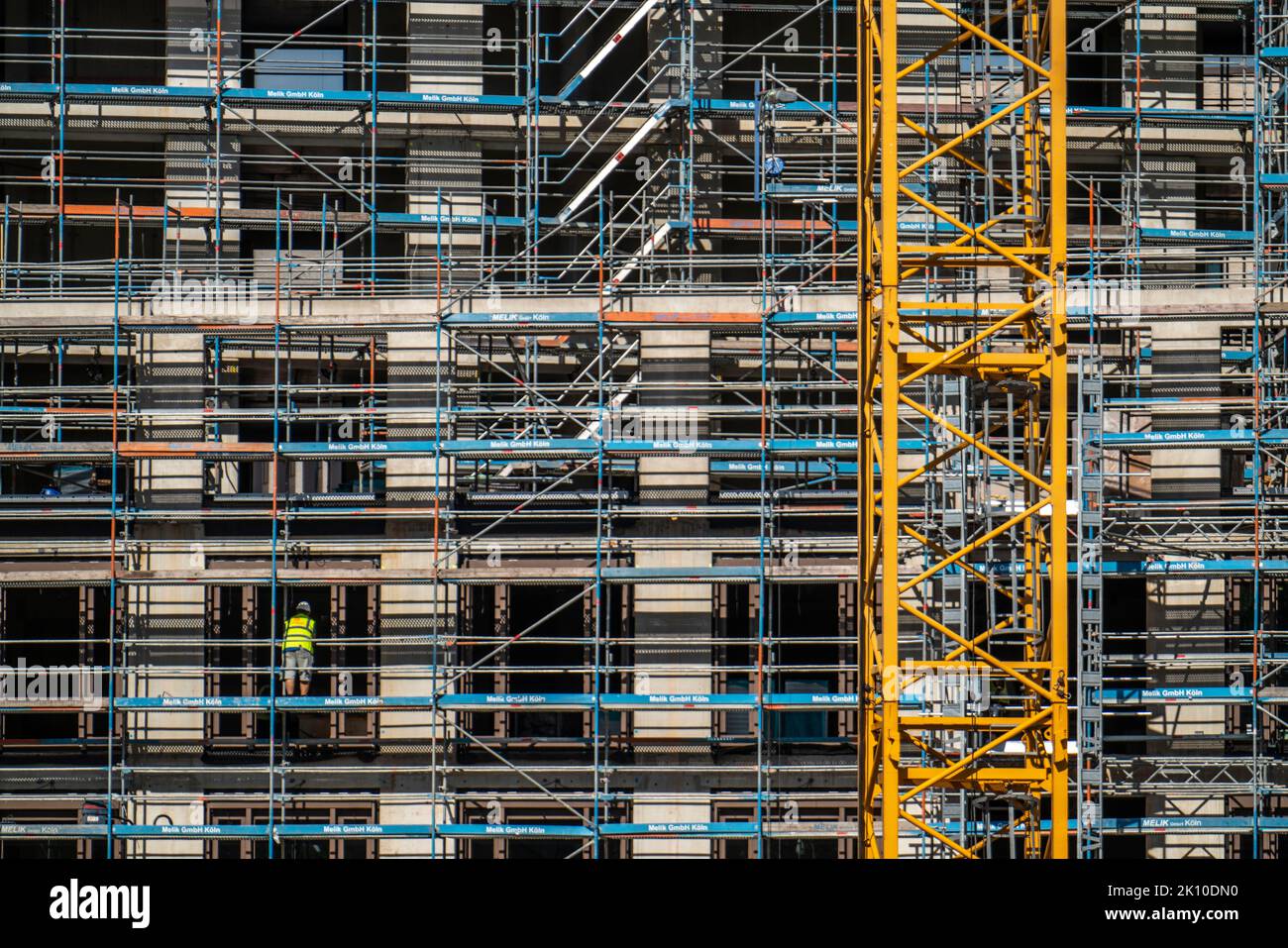 Cantiere, presso il Centro Fieristico di Colonia, nuova torre di uffici, gru da cantiere, facciata del guscio, ponteggi, gru da cantiere, NRW, Foto Stock