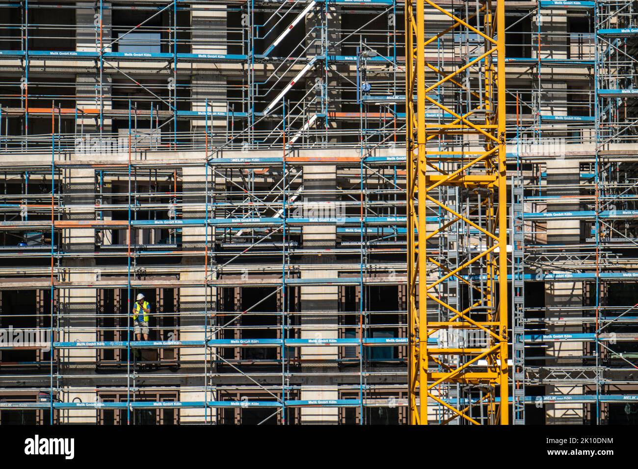 Cantiere, presso il Centro Fieristico di Colonia, nuova torre di uffici, gru da cantiere, facciata del guscio, ponteggi, gru da cantiere, NRW, Foto Stock
