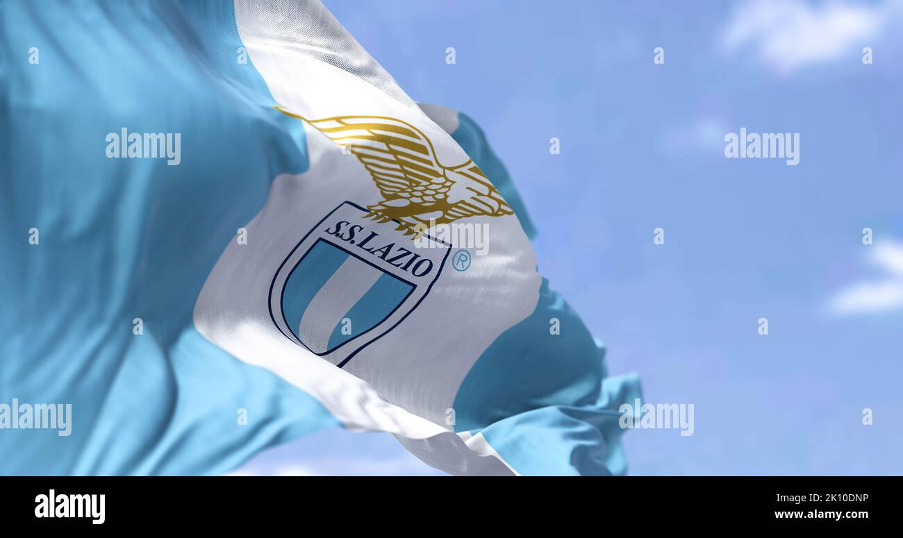 Roma, Italia, 2022 luglio: Primo piano della bandiera della SS Lazio che sventola. SS Lazio è un club calcistico professionale con sede a Roma. Sfondo a trama di tessuto. S Foto Stock