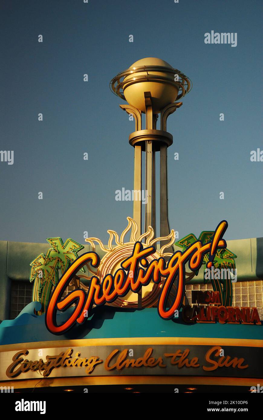 Una torre sferica e un cartello di saluto accolgono gli ospiti in un'attrazione turistica durante il giorno soleggiato della California Foto Stock
