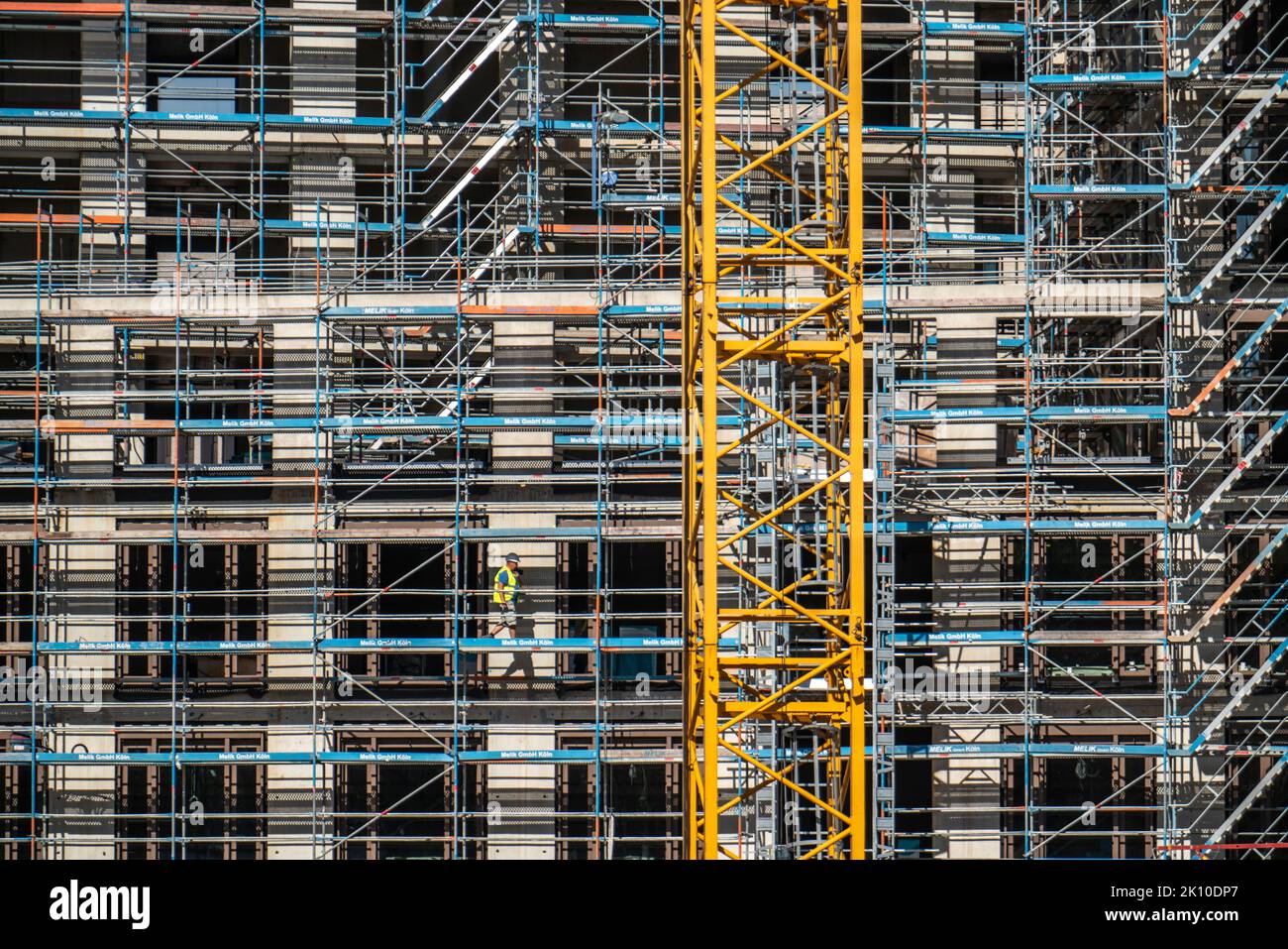 Cantiere, presso il Centro Fieristico di Colonia, nuova torre di uffici, gru da cantiere, facciata del guscio, ponteggi, gru da cantiere, NRW, Foto Stock