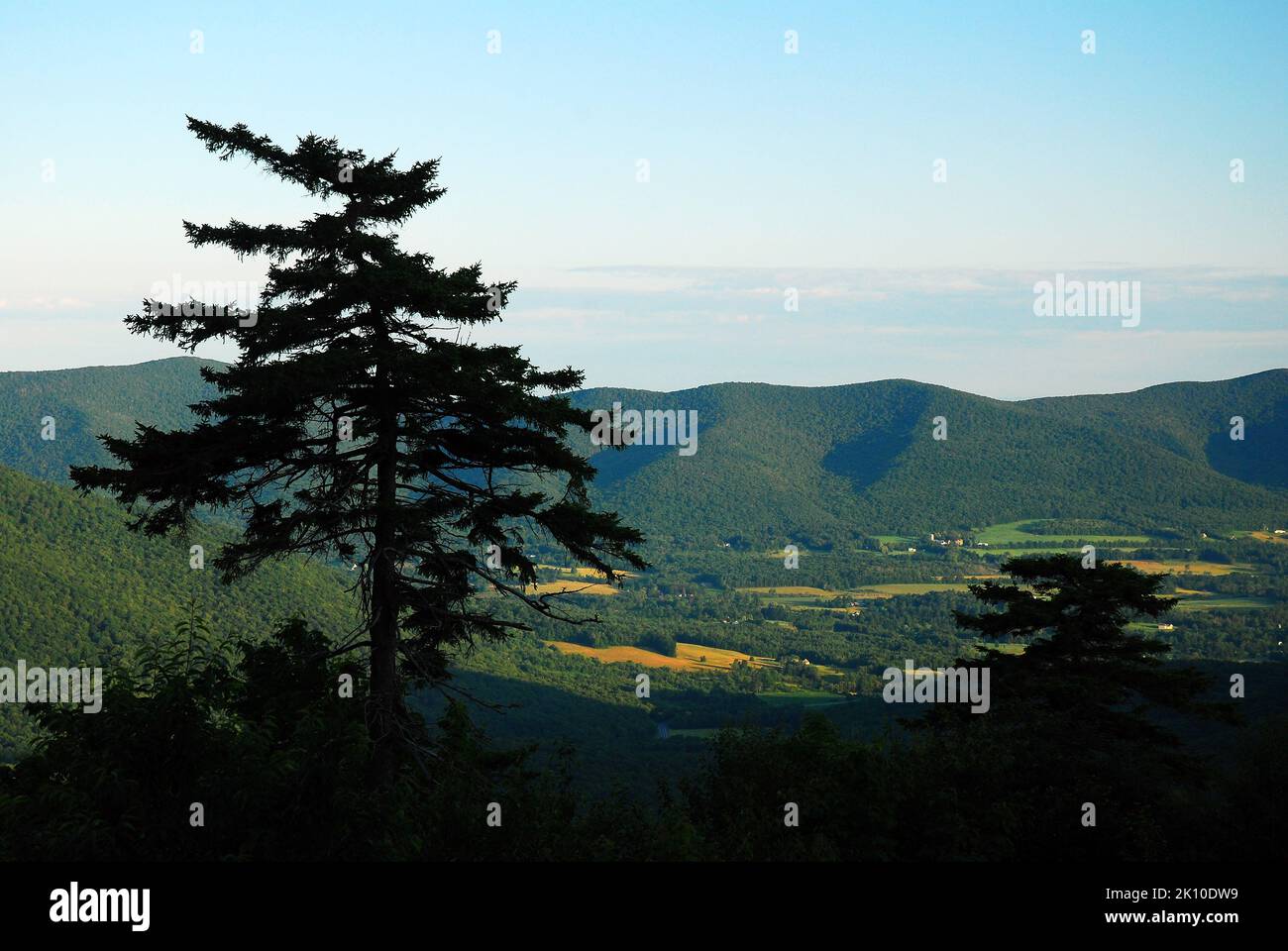 Una vista delle montagne del Berkshire si estende fino all'orizzonte come si vede dalla cima del Monte Greylock, il punto più alto del Massachusetts Foto Stock