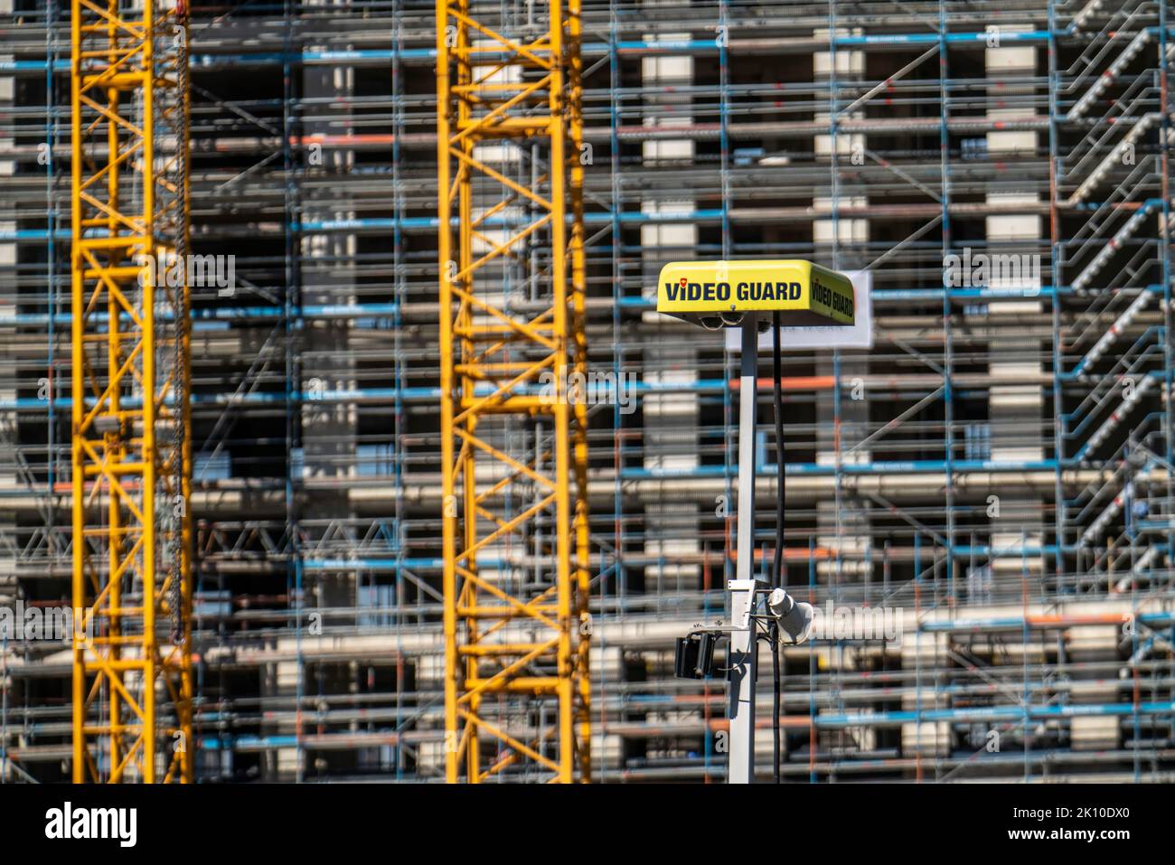 Cantiere, presso la Fiera di Colonia, nuova costruzione di un alto edificio per uffici, gru da cantiere, facciata del guscio, ponteggi, V Foto Stock