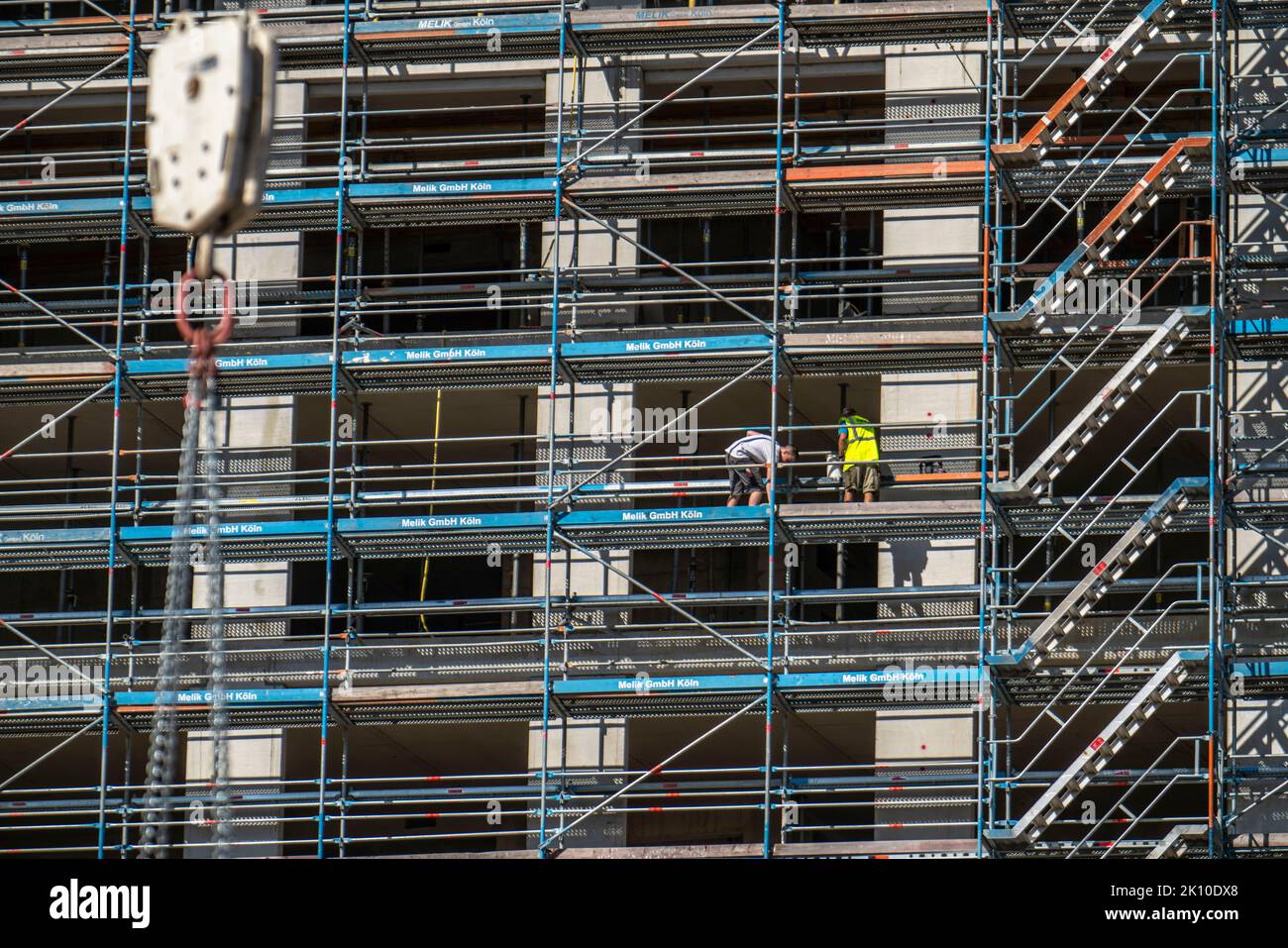 Cantiere, presso il Centro Fieristico di Colonia, nuova torre di uffici, gru da cantiere, facciata del guscio, ponteggi, gru da cantiere, NRW, Foto Stock