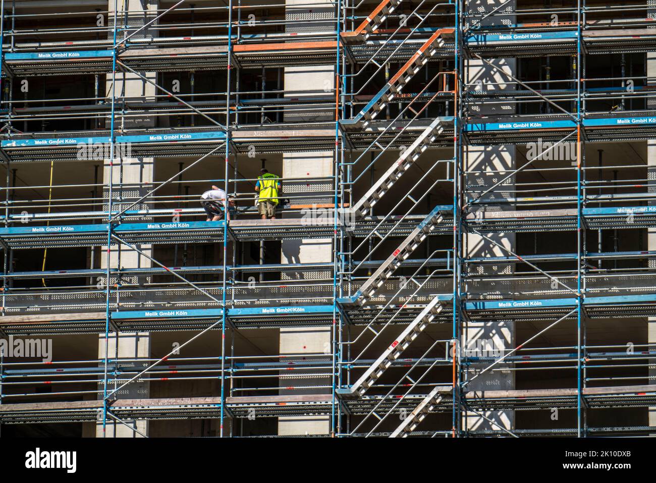 Cantiere, presso il Centro Fieristico di Colonia, nuova torre di uffici, gru da cantiere, facciata del guscio, ponteggi, gru da cantiere, NRW, Foto Stock