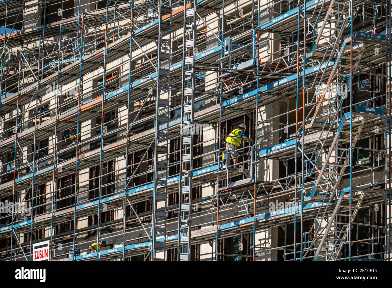 Cantiere, presso il Centro Fieristico di Colonia, nuova torre di uffici, gru da cantiere, facciata del guscio, ponteggi, gru da cantiere, NRW, Foto Stock