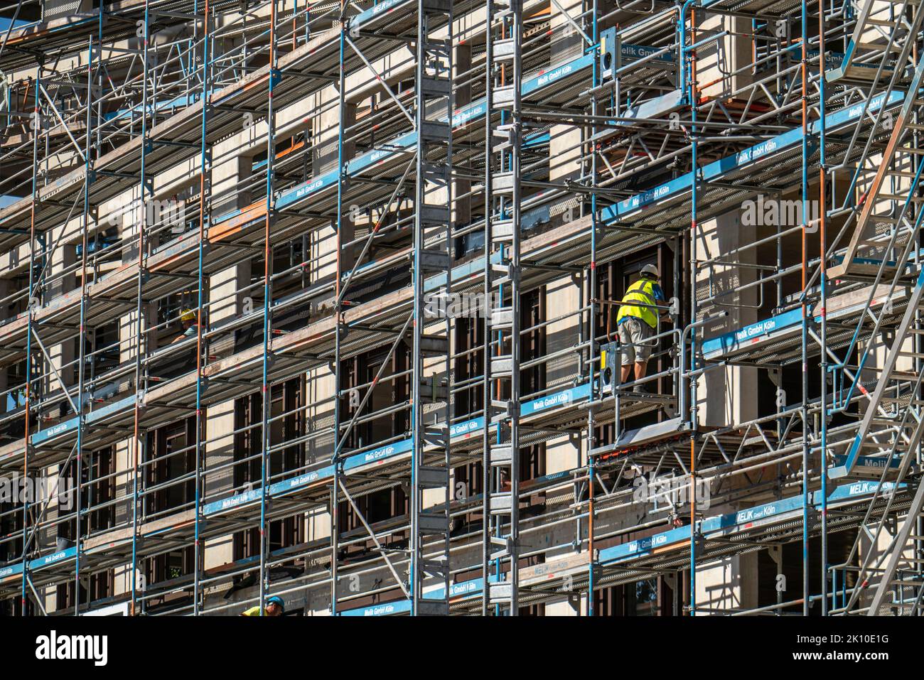 Cantiere, presso il Centro Fieristico di Colonia, nuova torre di uffici, gru da cantiere, facciata del guscio, ponteggi, gru da cantiere, NRW, Foto Stock