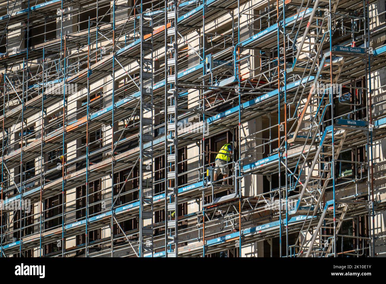 Cantiere, presso il Centro Fieristico di Colonia, nuova torre di uffici, gru da cantiere, facciata del guscio, ponteggi, gru da cantiere, NRW, Foto Stock