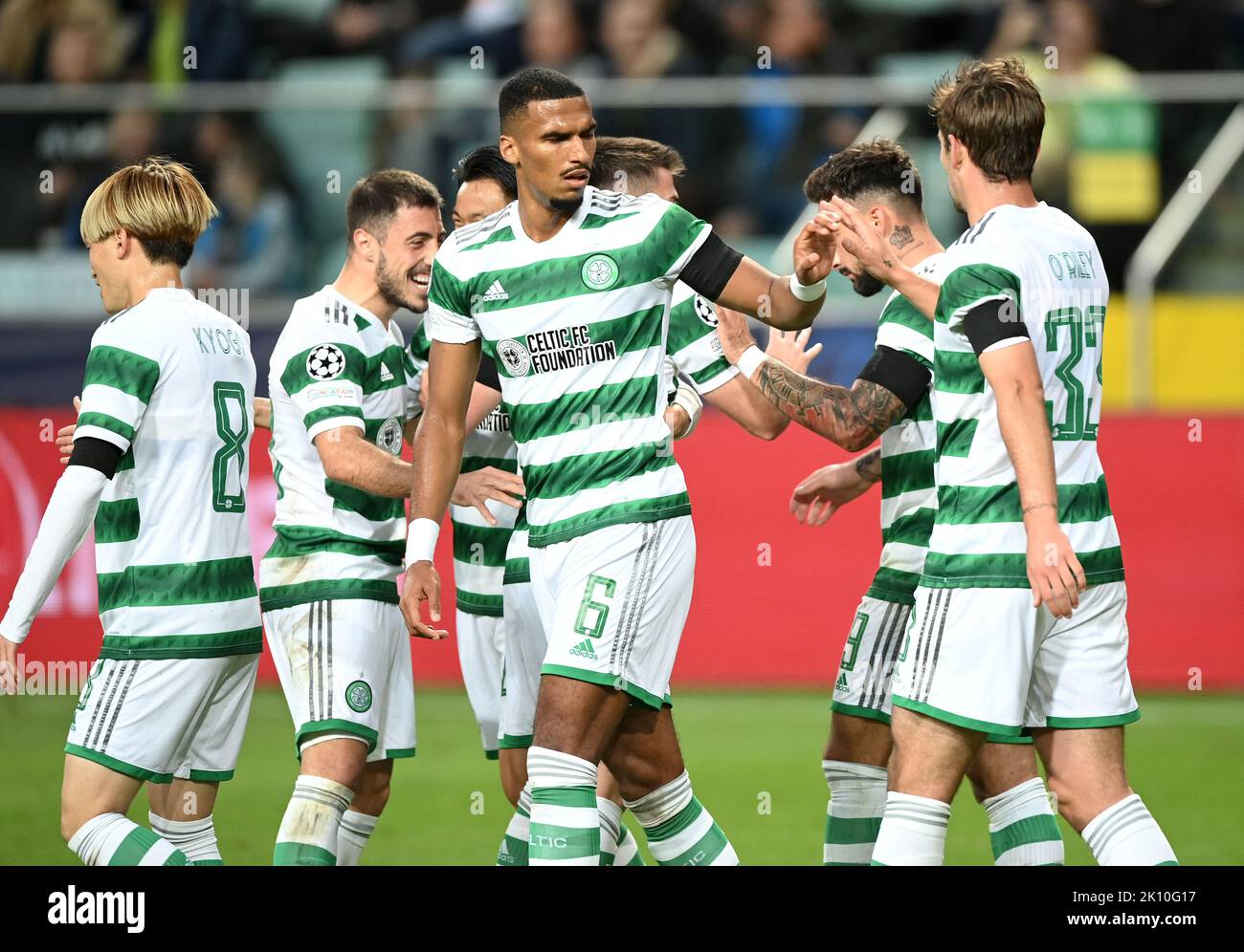 I giocatori celtici celebrano il loro primo gol dopo un gol proprio di Artem Bondarenko di Shakhtar Donetsk durante la partita UEFA Champions League Group F allo Stadio Municipale di Legia Varsavia a Varsavia, Polonia. Data immagine: Mercoledì 14 settembre 2022. Foto Stock