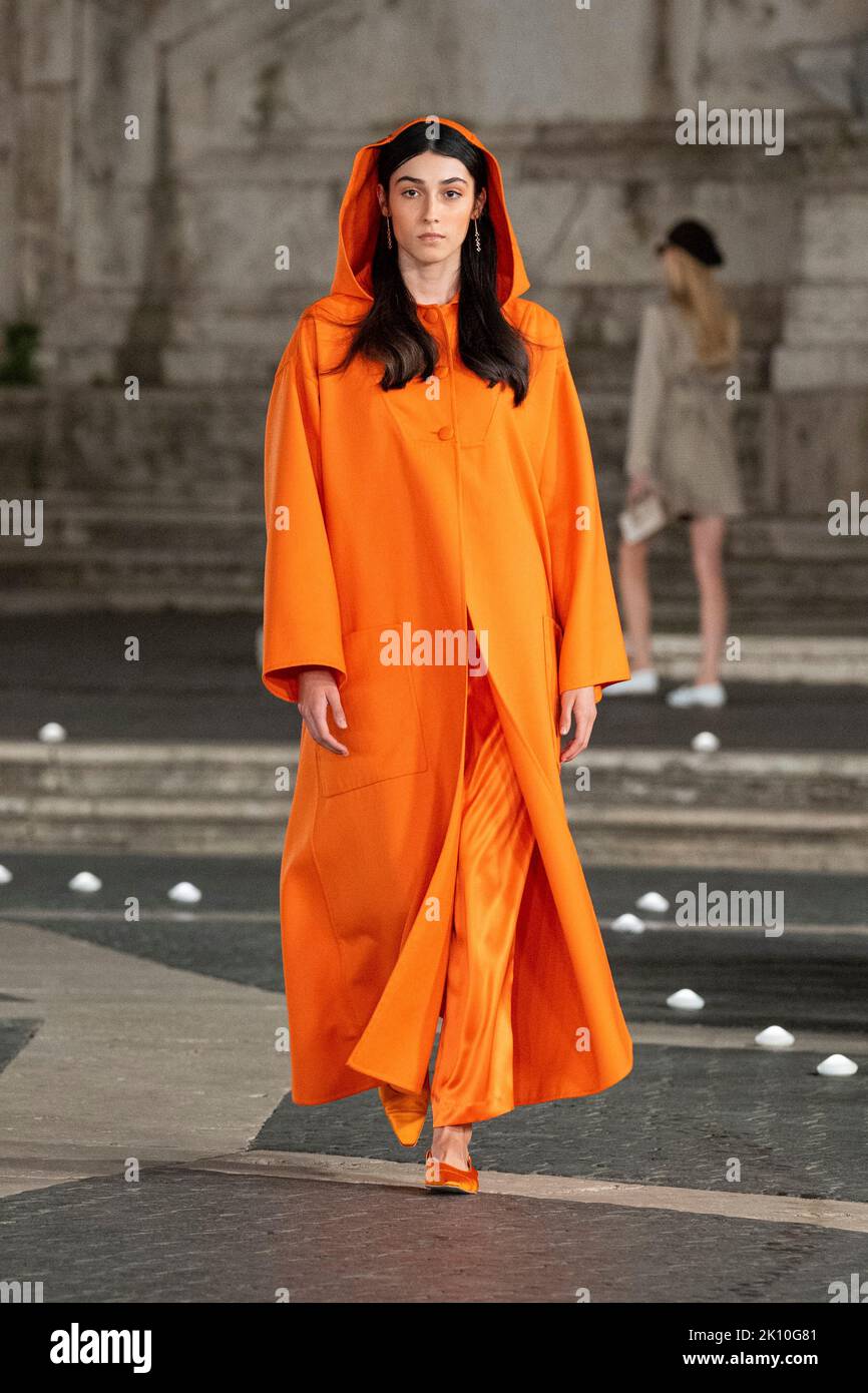 Un modello cammina sulla pista durante la sfilata di moda Laura Biagiotti collezione Primavera-Estate 2023 in Piazza Campidoglio a Roma. (Foto di Stefano Costantino / SOPA Images/Sipa USA) Foto Stock