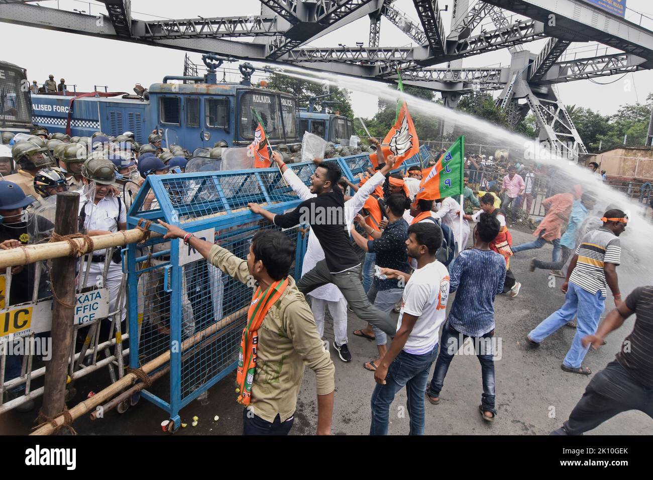 (9/13/2022) sostenitori del BJP che cercano di attraversare la barricata della polizia a Howrah Bridge durante il rally di protesta contro presunte pratiche corrotte del governo TMC (Trinamool Congress). Il BJP (Bharatiya Janata Party) ha organizzato il mega rally “Nabanna Cholo” per protestare contro le presunte pratiche corrotte del governo guidato da Mamata Banerjee nel Bengala. Secondo il piano del BJP, sono stati tentati rally da tre punti per raggiungere il segretariato di Stato. Quello di Howrah Maidan, guidato da Sukanta Majumdar. Un altro di Satraganchi, guidato da Suvendu Adhikari e Dilip Ghosh ha guidato i lavoratori per il Thi Foto Stock