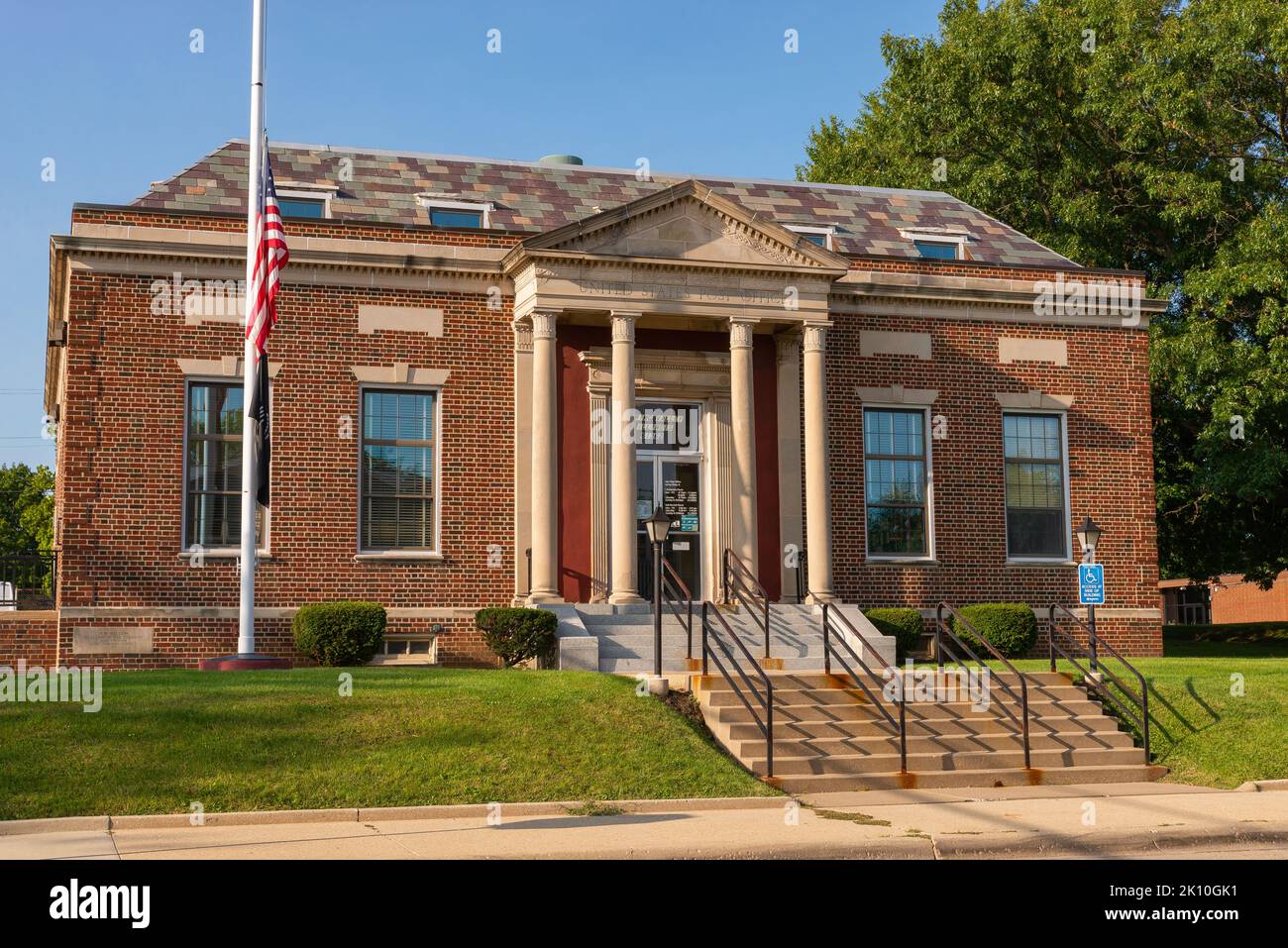 Spring Valley, Illinois - Stati Uniti - 13th settembre 2022: L'ufficio postale di Spring Valley, costruito nel 1931, in un soleggiato pomeriggio estivo. Foto Stock