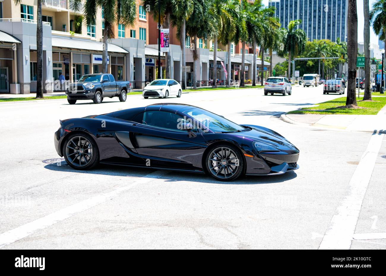 Miami Beach, Florida USA - 15 aprile 2021: mclaren 570GT MSO Black Collection, vista frontale. Foto Stock