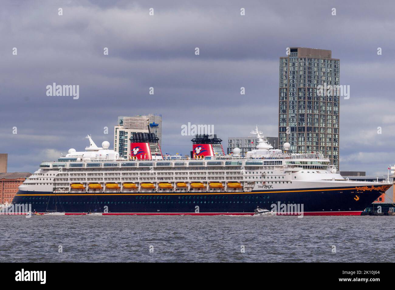 Linea di crociera di lusso, la Disney Magic ormeggiata sul fiume Mersey presso il terminal delle navi da crociera di Liverpool presso il punto di partenza del molo. Foto Stock