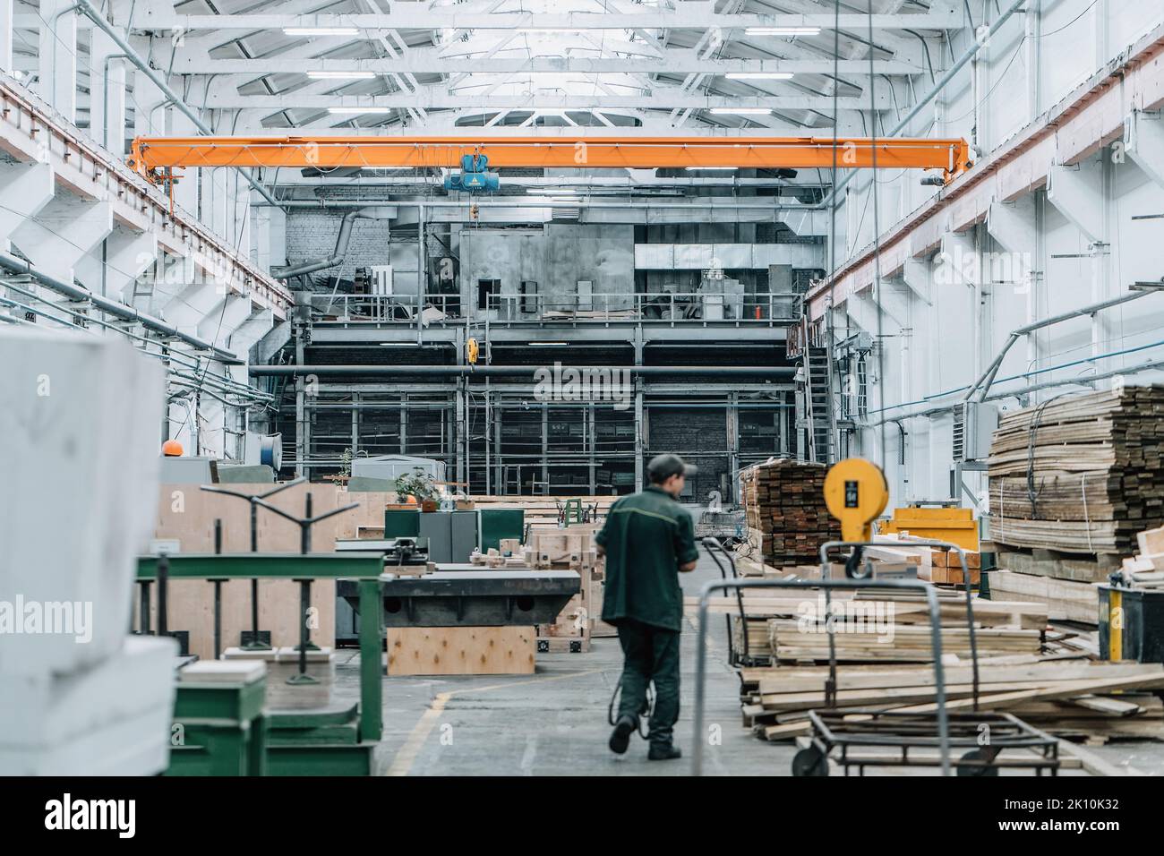 All'interno di un'enorme officina interna con pile di legno. Foto Stock