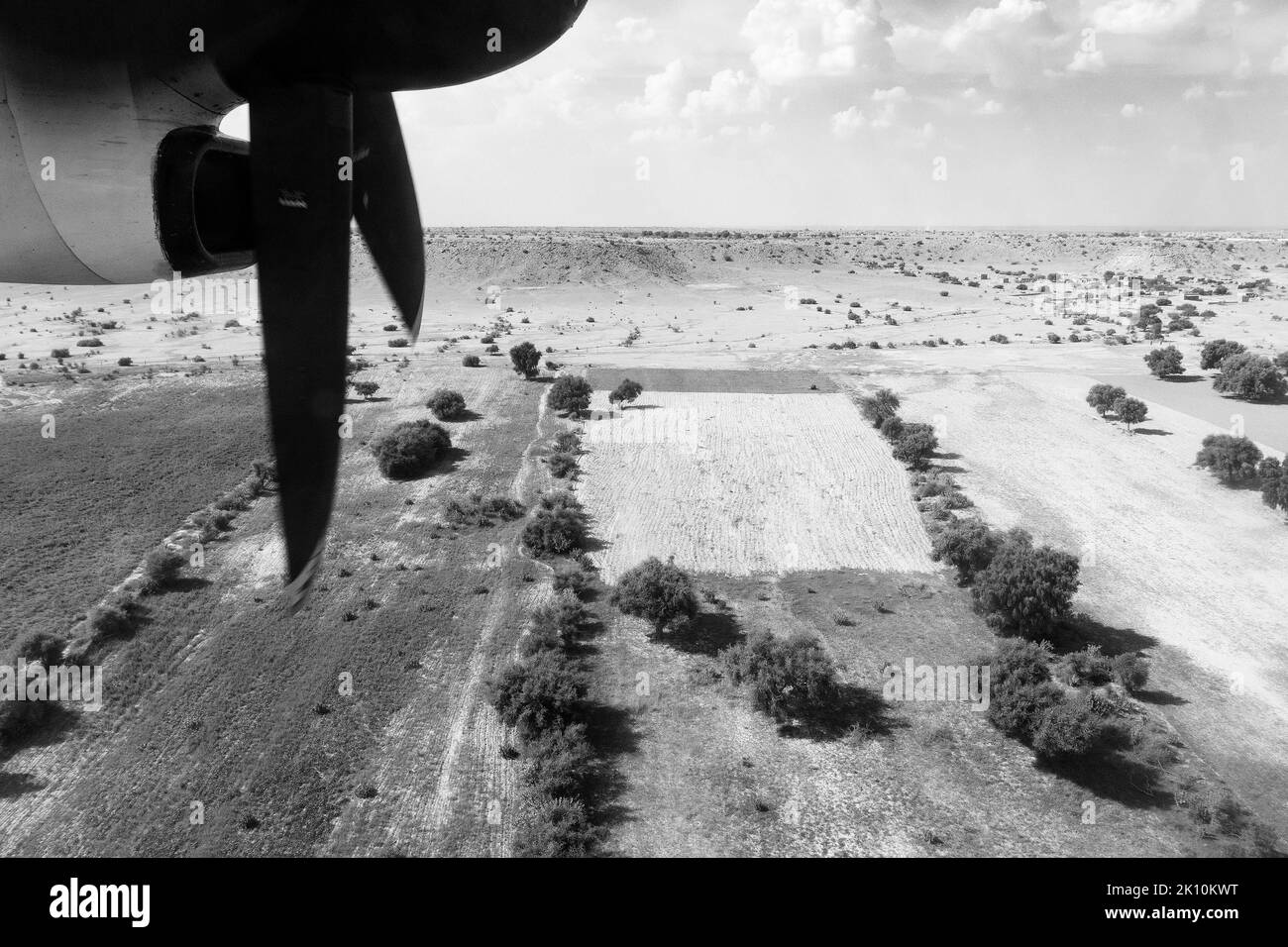 Vista del deserto di Thar da un aereo, Rajasthan, India. Le eliche e il deserto del tuaro nella cornice. Foto Stock