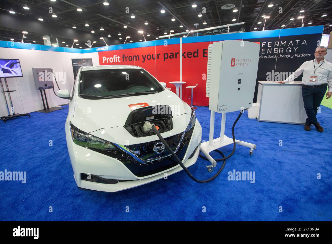 Detroit, Michigan, Stati Uniti. 14th Set, 2022. Plantform bidirezionali a chaging di Fermata Energy in mostra al North American International Auto Show. Il dispositivo consente ai proprietari di auto elettriche di vendere l'elettricità immagazzinata della propria auto, approfittandone quando la domanda di elettricità è elevata. Credit: Jim West/Alamy Live News Foto Stock