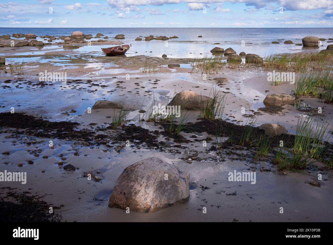 Rocce di mare e acque poco profonde nella costa di Kaltene, Lettonia Foto Stock