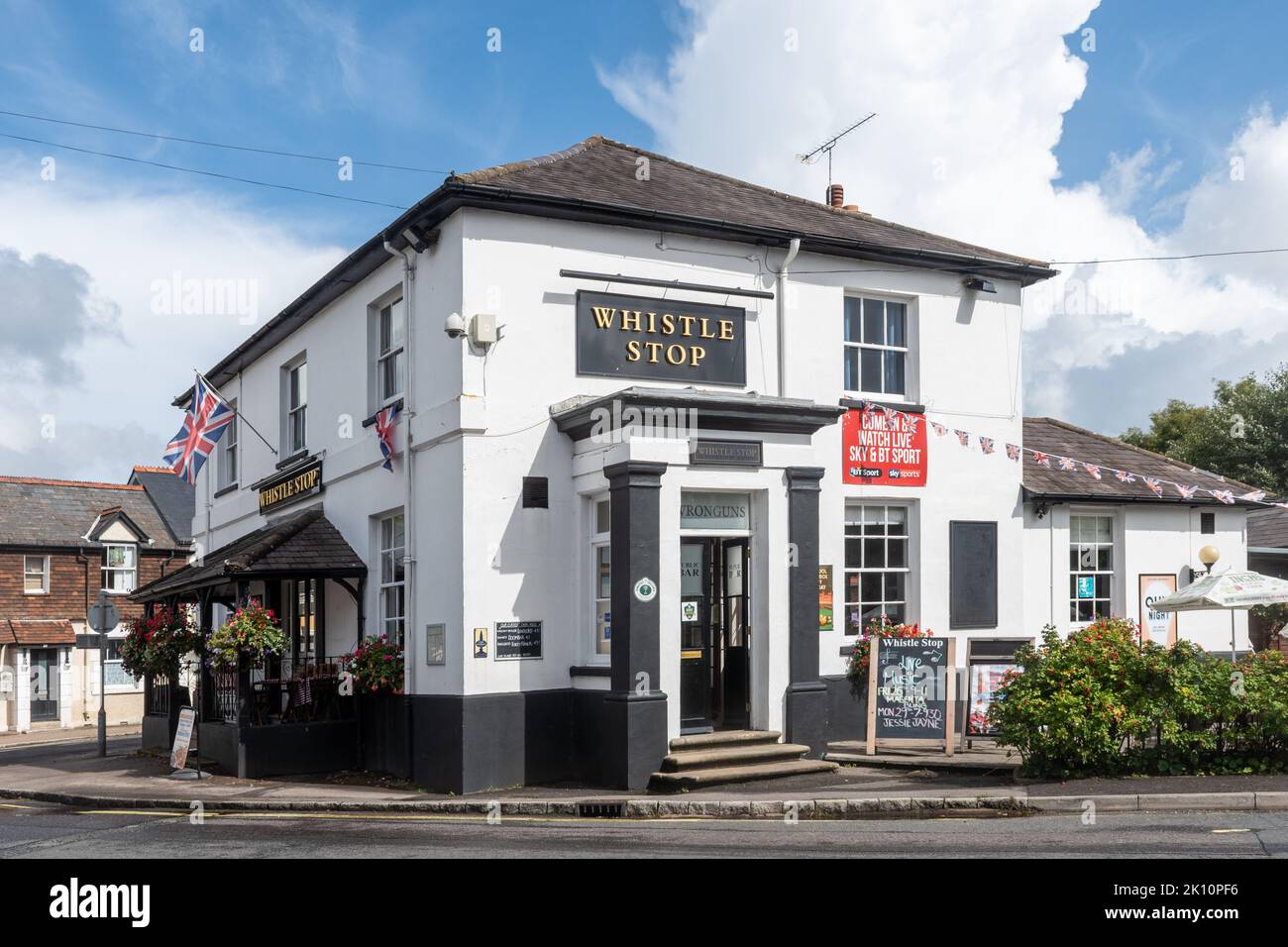 Whistle Stop pub nel centro del villaggio di Liss, Hampshire orientale, Inghilterra, Regno Unito Foto Stock