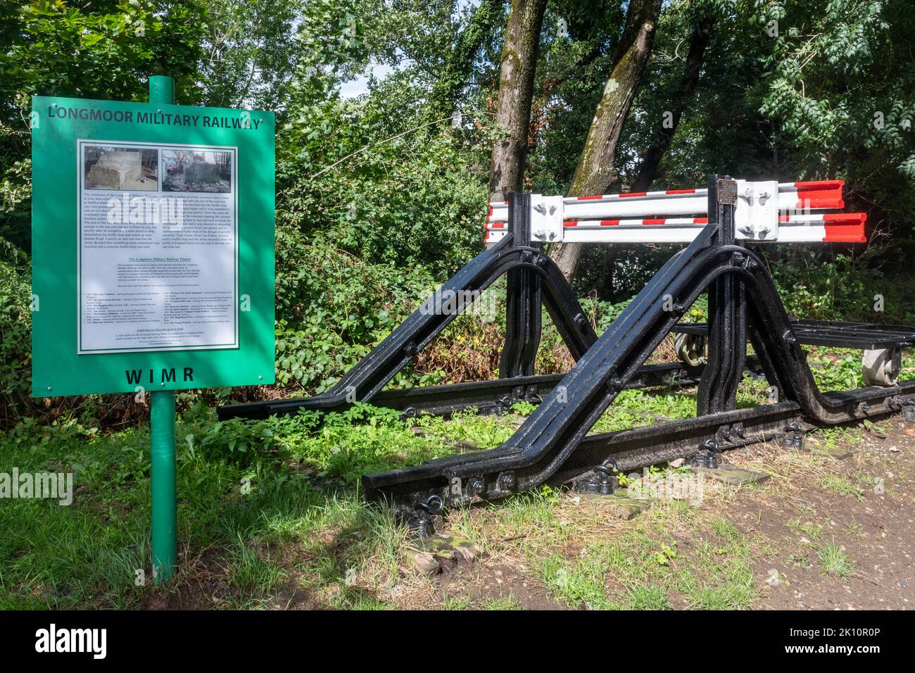 Longmoor Military Railway costruita nel 1903, ora abbandonata, Liss, Hampshire, Inghilterra, REGNO UNITO. Un avviso che fornisce informazioni sulla storia ferroviaria. Foto Stock