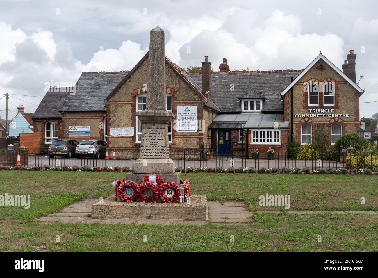 Monumento commemorativo di guerra nel villaggio di Lis di fronte al Triangle Community Centre, centro del villaggio di Lis, Hampshire, Inghilterra, Regno Unito Foto Stock