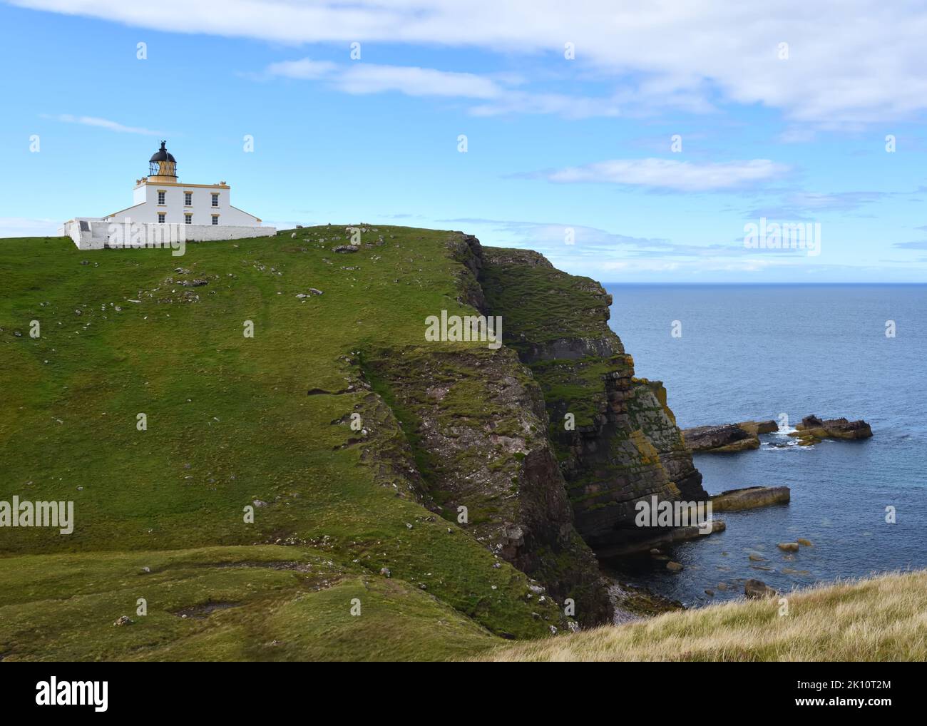 Faro di Stoer sulla costa nord-occidentale della Scozia che si affaccia sull'oceano Atlantico. Foto Stock