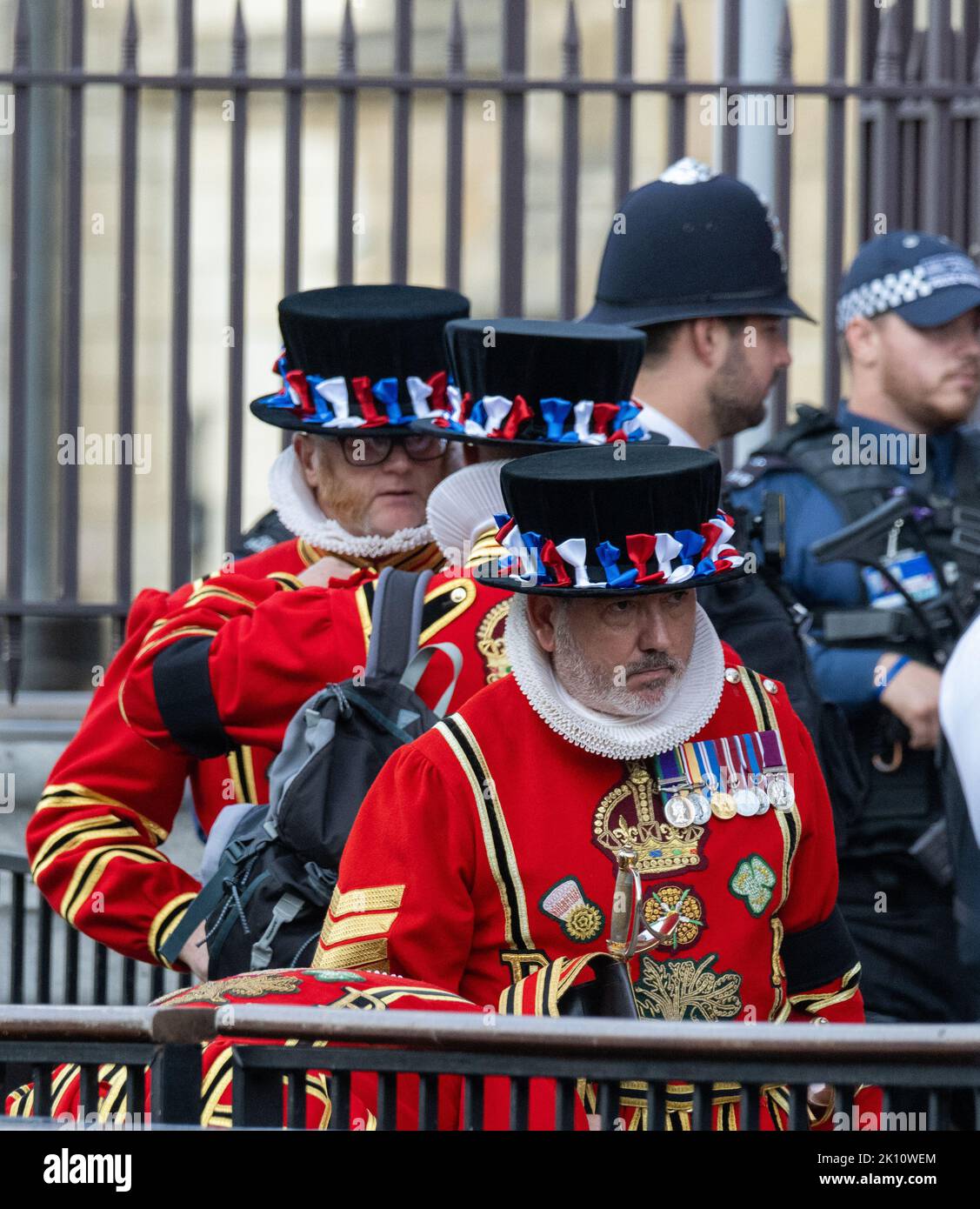 Londra, Regno Unito. 14th Set, 2022. Yeoman Warders (Beefeaters) arrivano alle Houses of Parliament per stare in guardia a HM The Queens bara nella Great Hall of Westminster Credit: Ian Davidson/Alamy Live News Foto Stock
