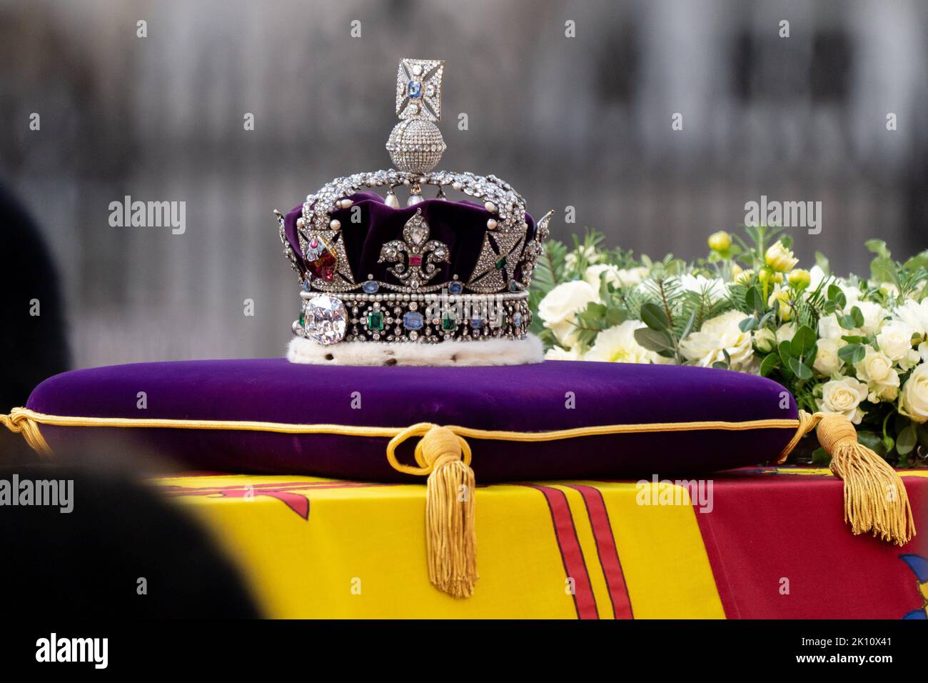 Londra, Regno Unito. 14th Set, 2022. La bara della Regina Elisabetta II viene portata in processione su una carrozza di pistola della Royal Horse Artillery della truppa del Re. La bara è drappeggiato con il Royal Standard con la corona imperiale di stato in cima, seguito da re Carlo III e famiglia reale immediata a Whitehall, Londra, Regno Unito, 14th settembre 2022 (Foto di Richard Washbrooke/News Images) a Londra, Regno Unito il 9/14/2022. (Foto di Richard Washbrooke/News Images/Sipa USA) Credit: Sipa USA/Alamy Live News Foto Stock