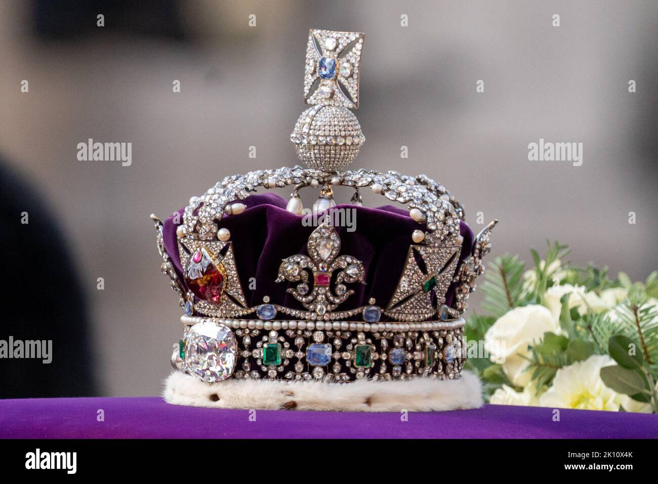 La bara della Regina Elisabetta II viene portata in processione su una carrozza di pistola della Royal Horse Artillery della truppa del Re. La bara è drappeggiato con il Royal Standard con la corona imperiale di stato in cima, seguito da re Carlo III e famiglia reale immediata a Whitehall, Londra, Regno Unito, 14th settembre 2022 (Foto di Richard Washbrooke/News Images) Foto Stock