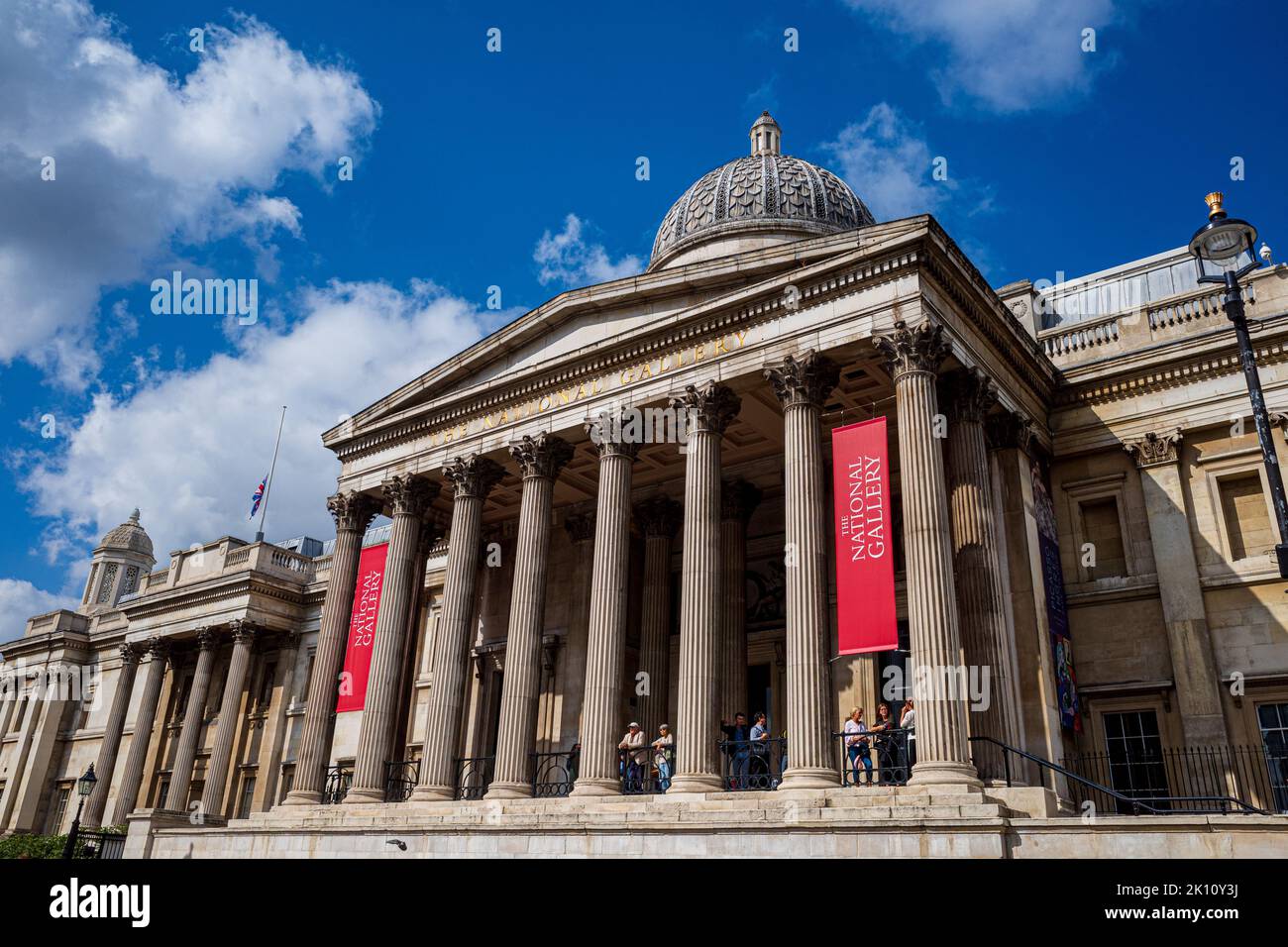 National Gallery London su Trafalgar Square nel centro di Londra. Fondata nel 1824. Foto Stock