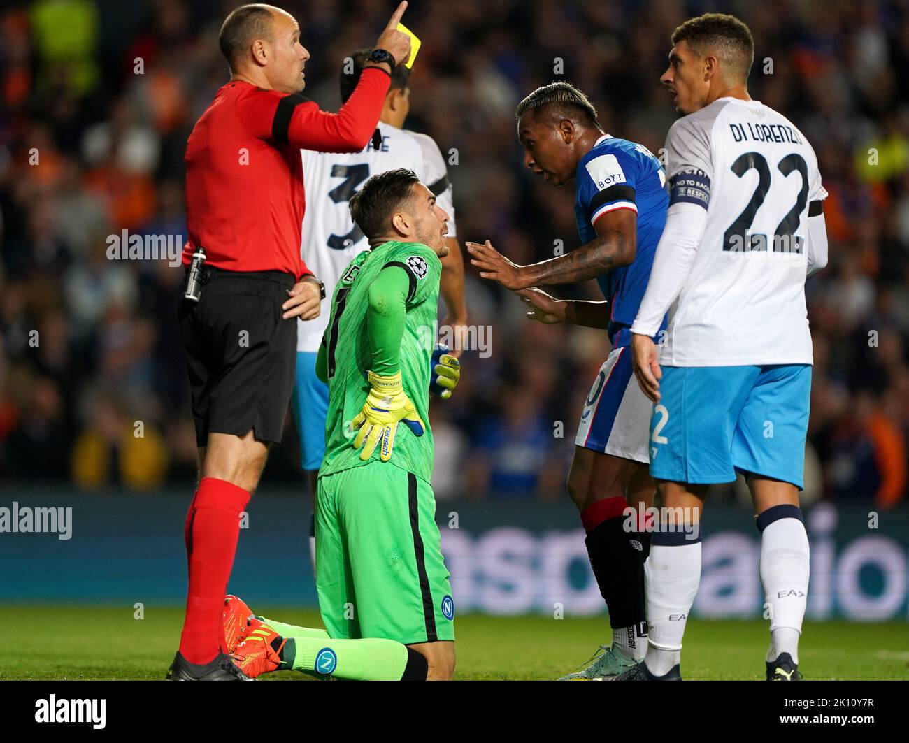 Alfredo Morelos di Rangers si è pregato con Alex Meret, portiere di Napoli, dopo aver ricevuto una carta gialla durante la partita UEFA Champions League Group Allo stadio Ibrox di Glasgow. Data immagine: Mercoledì 14 settembre 2022. Foto Stock