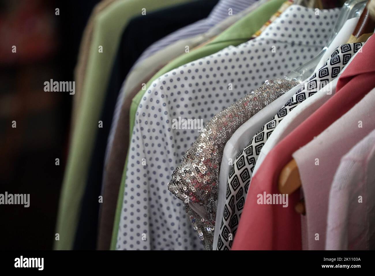 Particolare di vintage abbigliamento usato in vendita all'interno di un negozio Foto Stock