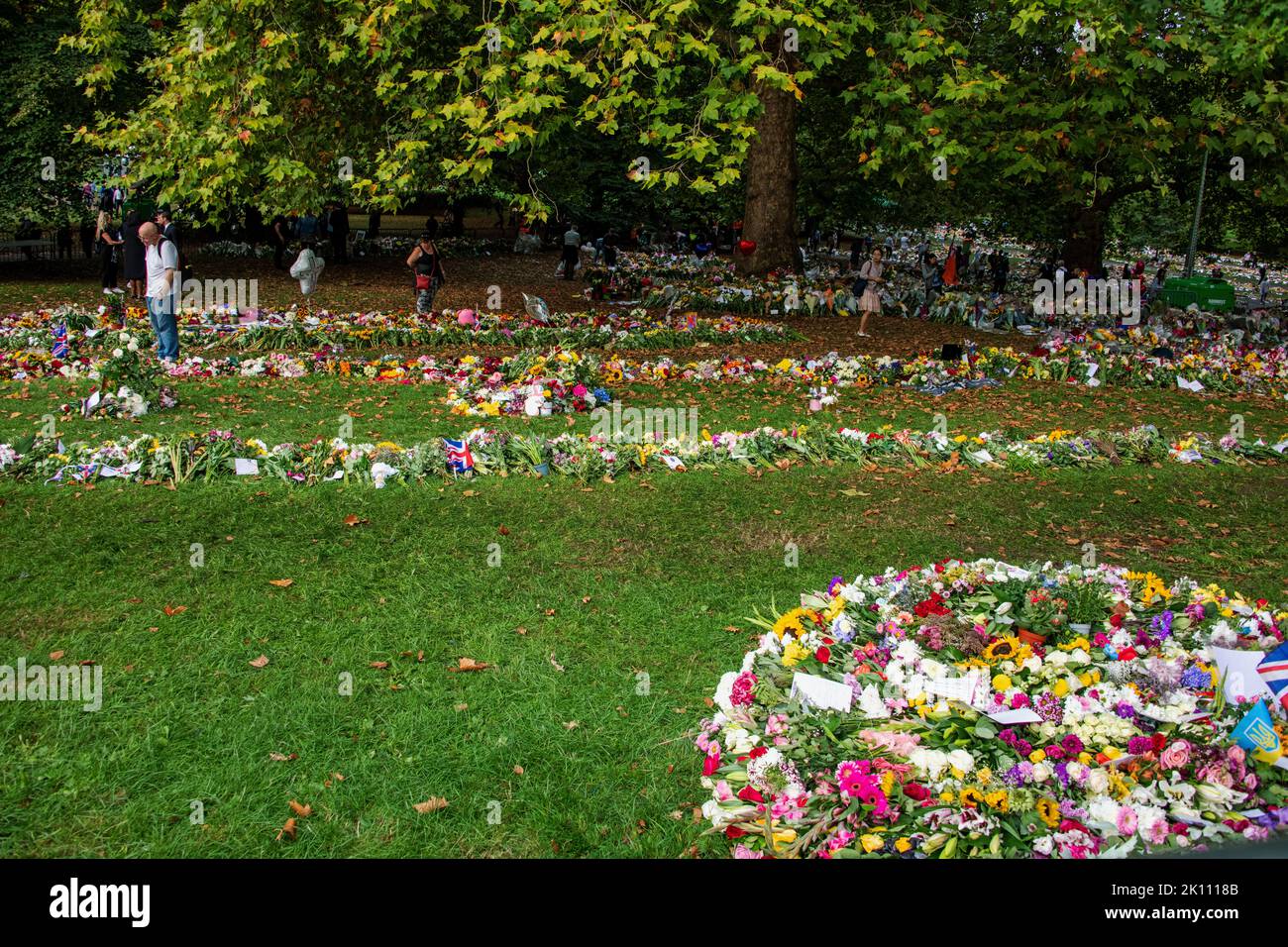 Gli inglesi piangono la morte della regina di fronte a buckingham Palace Foto Stock