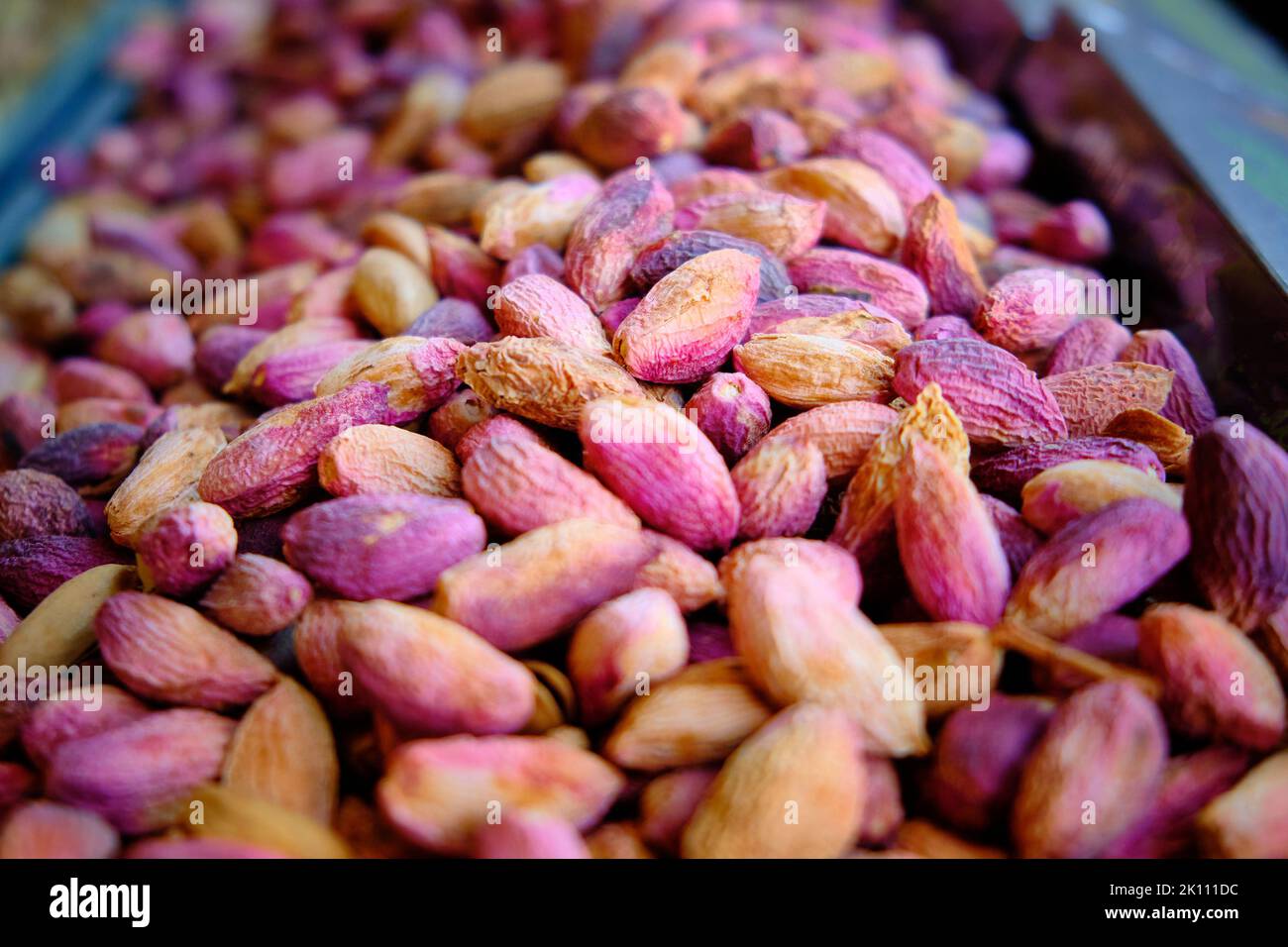Fuoco selettivo di fondo con noccioli di pistacchio luminosi Foto Stock