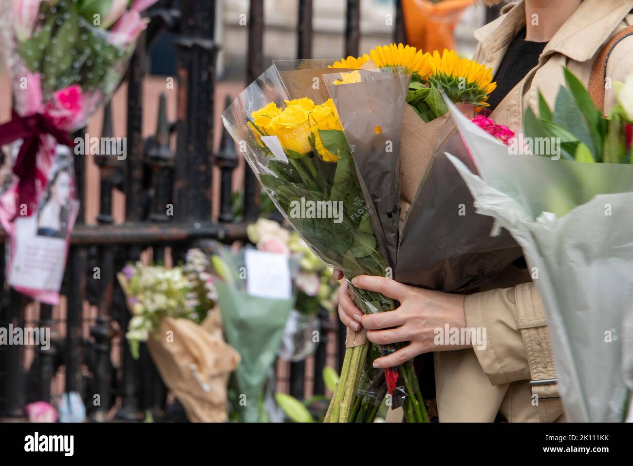 Gli inglesi piangono la morte della regina di fronte a buckingham Palace Foto Stock