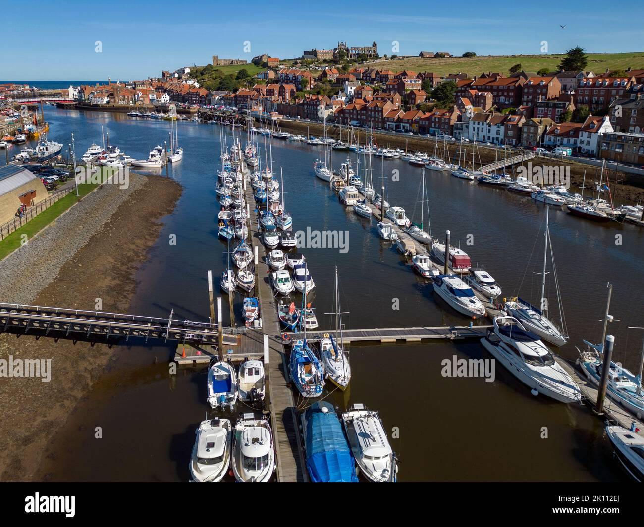 Vista aerea del porto di Whitby sulla costa dello Yorkshire settentrionale nel Regno Unito. Foto Stock