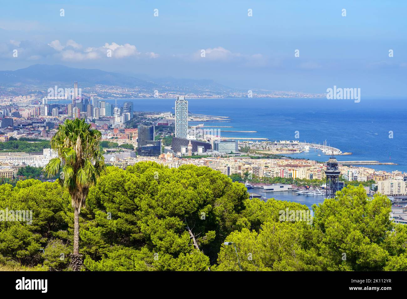 Vista panoramica del porto turistico di barcellona e della costa con le sue spiagge e gli edifici sul mare, Catalogna, Spagna. Foto Stock