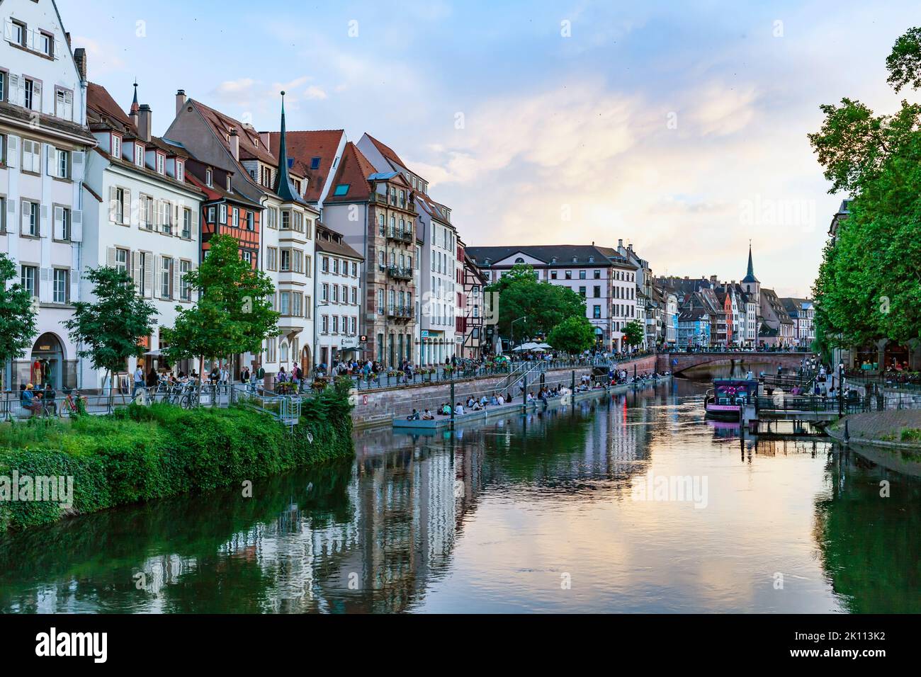 Persone al fiume Ill a Quai des Bateliers, Strasburgo, Francia, Europa. Foto Stock