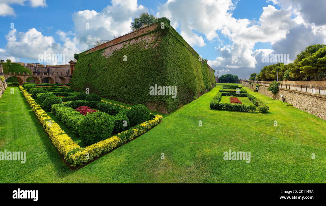 Giardini e mura del castello di Montjuic sulla collina omonima a Barcellona, Spagna. Foto Stock
