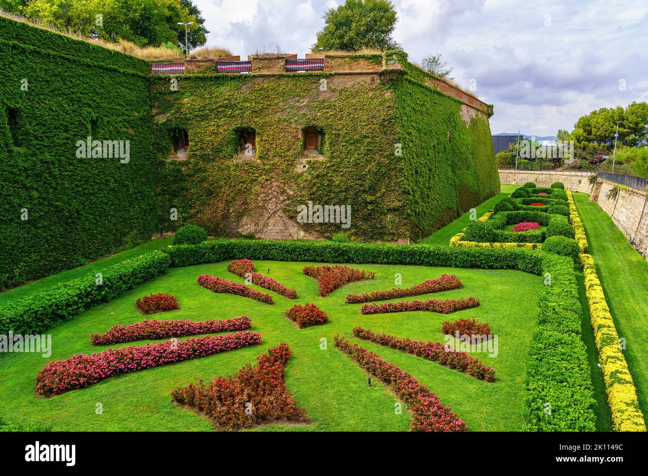 Giardini e mura del castello di Montjuic sulla collina omonima a Barcellona, Spagna. Foto Stock