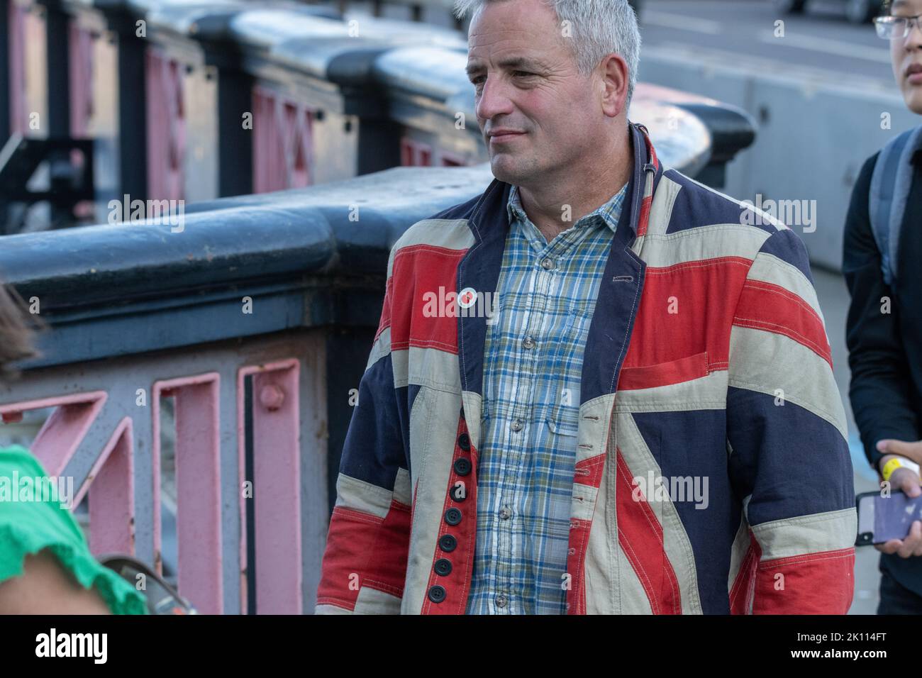 Londra, Regno Unito. 14th Set, 2022. Persone in coda sul ponte Lambeth per vedere la bara di HM l'uomo Regina con giacca bandiera Unione, credito: Ian Davidson/Alamy Live News Foto Stock