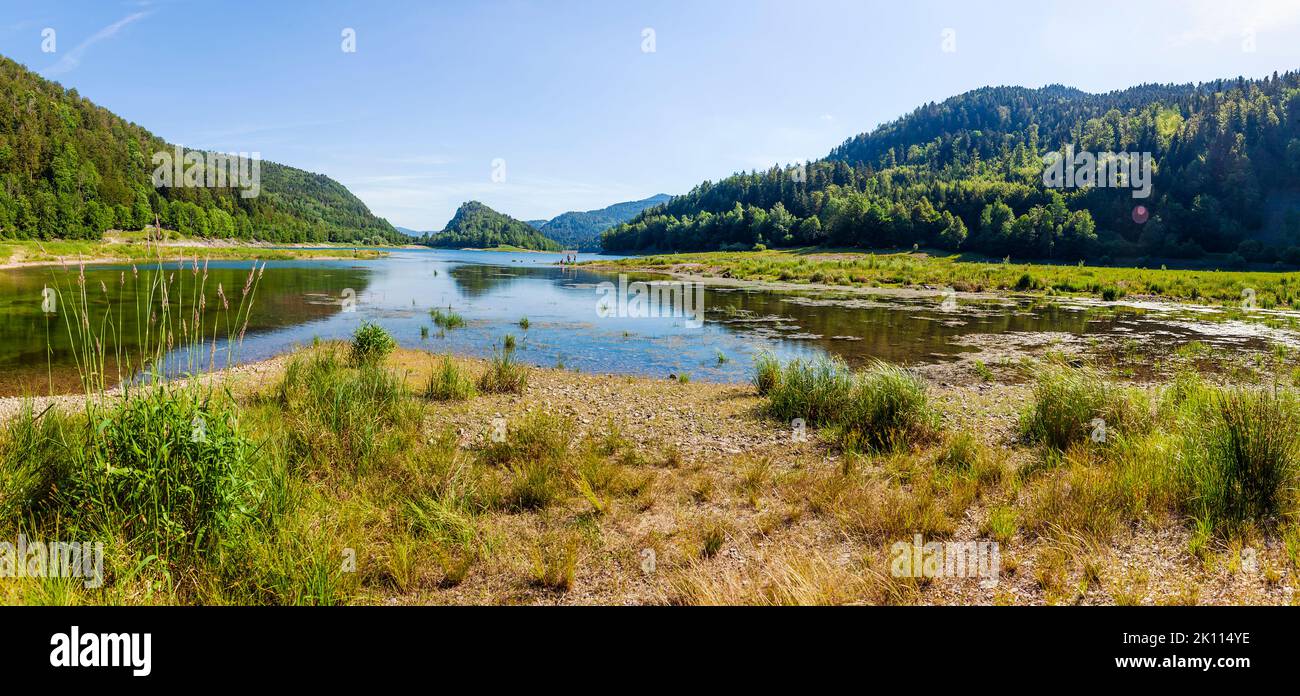 Paesaggio al lago Lac de Kruth-Wildenstein in Alsazia, Francia con cielo blu, foreste verdi e gras in estate Foto Stock