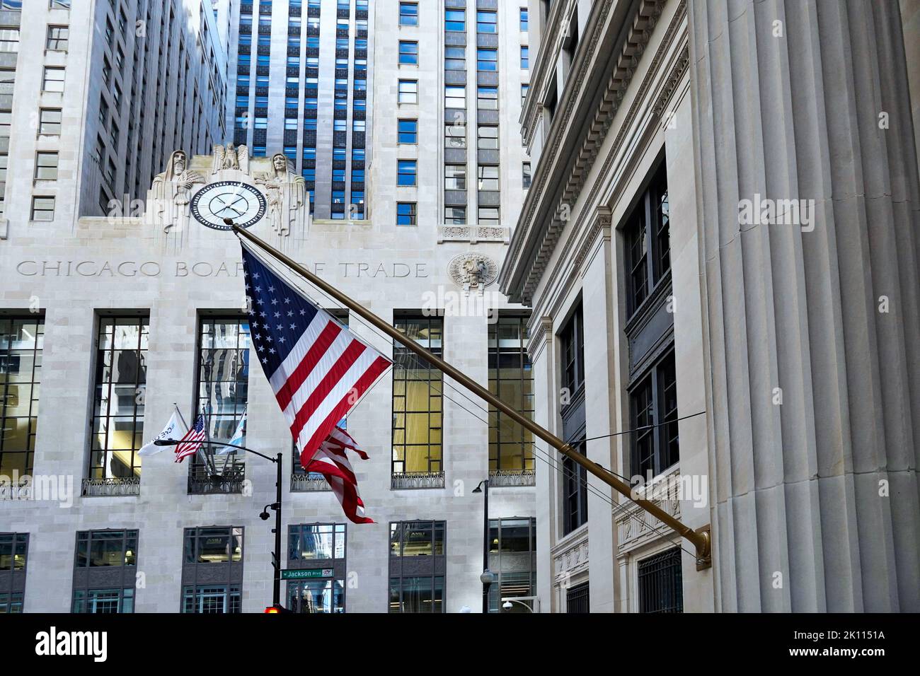 Chicago, USA - Agosto 2022: Distretto finanziario del Loop, con il Board of Trade Building e la Federal Reserve Bank di Chicago Foto Stock