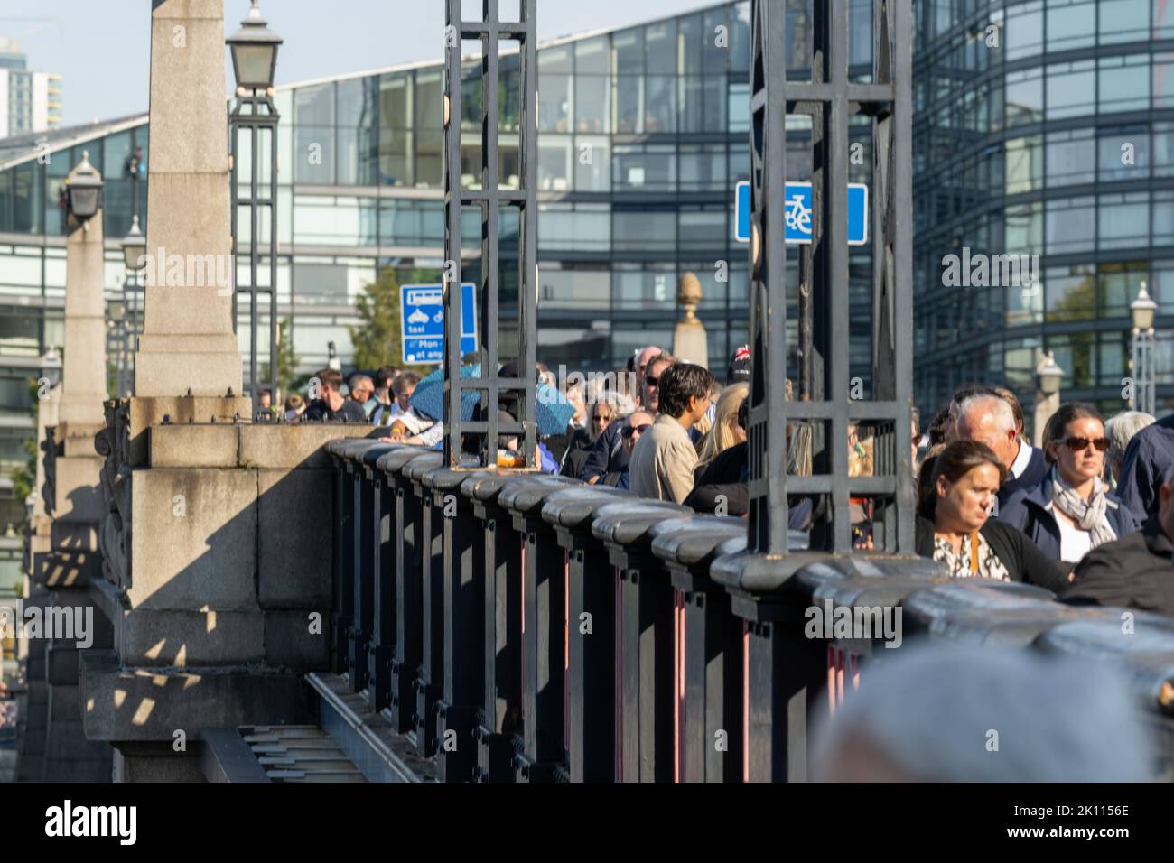 Londra, Regno Unito. 14th Set, 2022. Persone che si accodano sul ponte Lambeth per vedere la bara di HM la regina credito: Ian Davidson/Alamy Live News Foto Stock