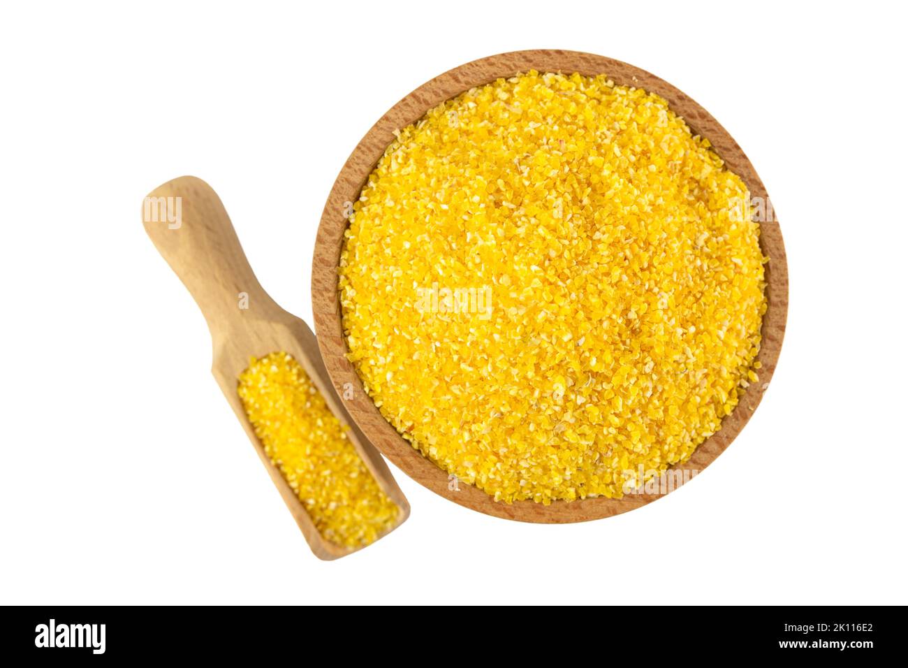 granoturco grits in ciotola di legno e scoop isolato su sfondo bianco. nutrizione. ingrediente alimentare. Foto Stock