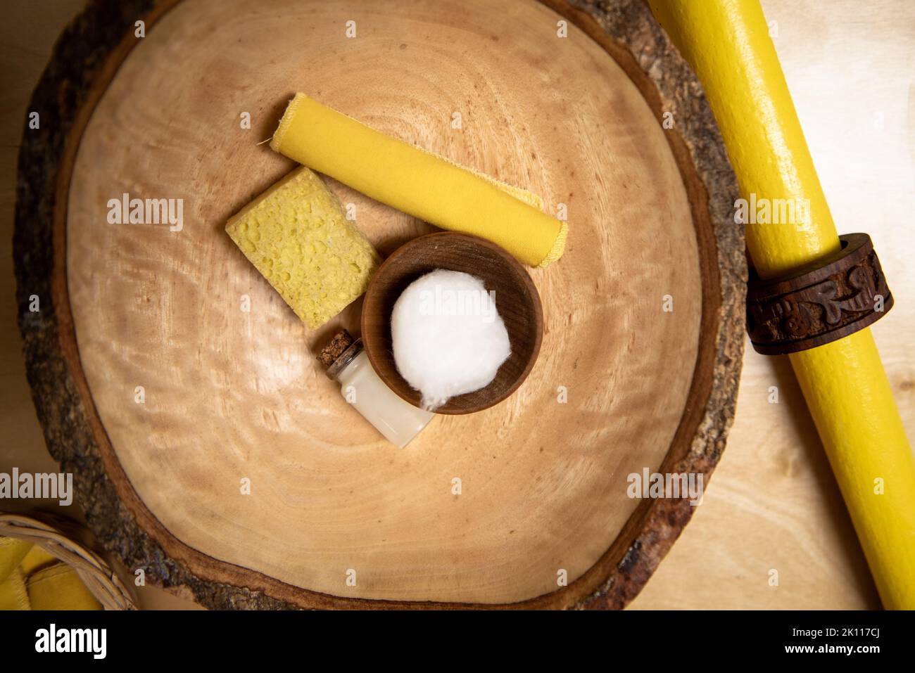 Set pulizia prescolare montessori in ciotola di legno Foto Stock