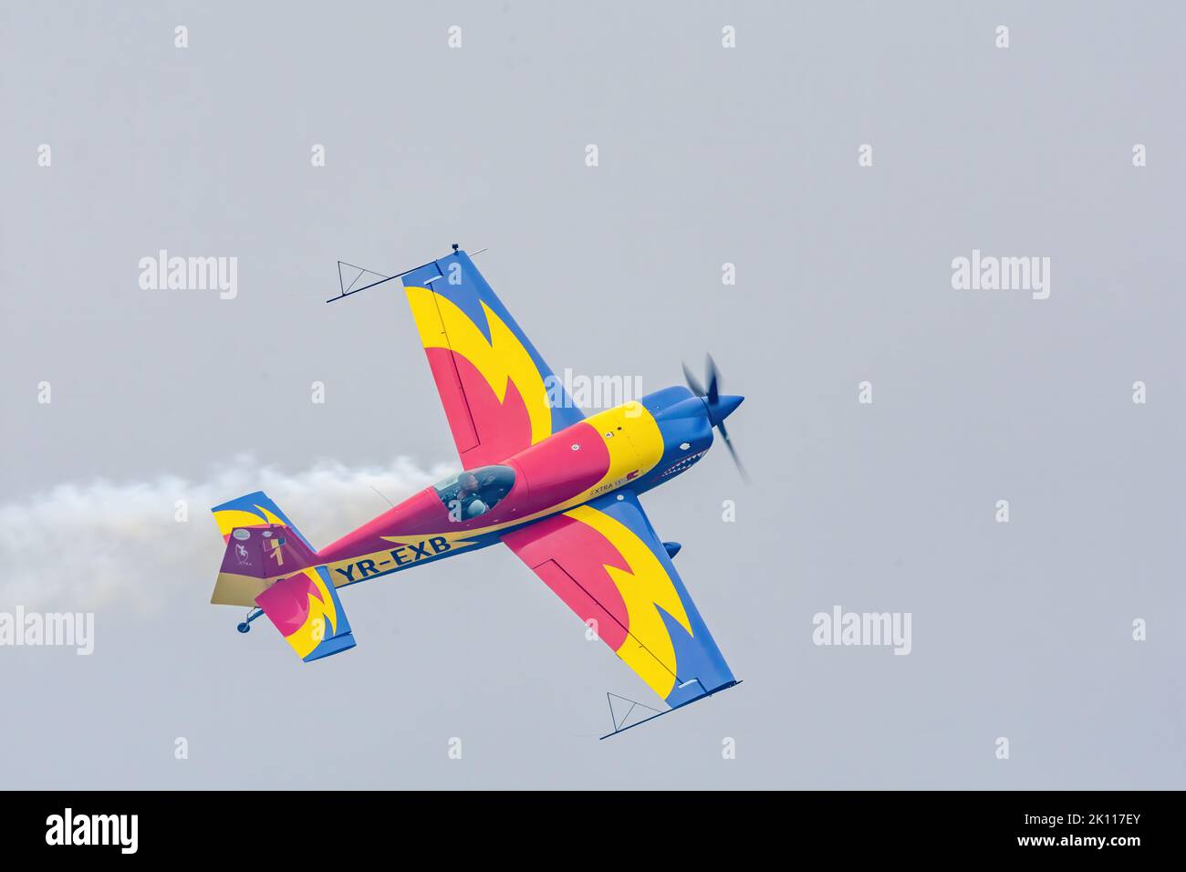 Bucarest, Romania, 4 Set 2022: Airshow con aerei che eseguono voli acrobatici su cielo blu, Hawks della Romania squadra acrobatica Foto Stock